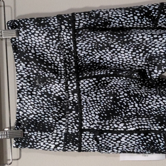 ZYIA NWT Womens Black Viper Pocket Light n Tight Hi-Rise 7/8 Leggings 24" Size 0 - Picture 10 of 11